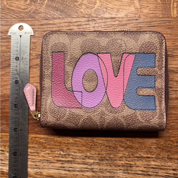 Rare COACH Love Wallet small zip around signature canvas love print multicolor - Picture 5 of 6